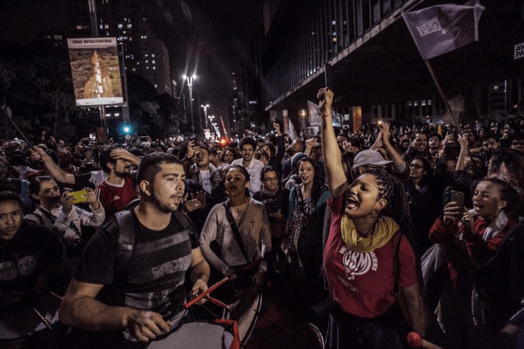 Хората по улиците на Сао Пауло вече празнуват неминуемото според тях падане на Темер. Източник: Resumen Latinoamericano