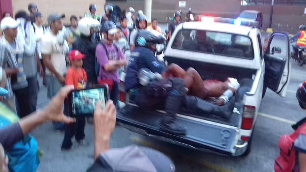 Полицейска камионетка откарва обгорения Орландо Хосе Фигера в болница. Източник: Туитър