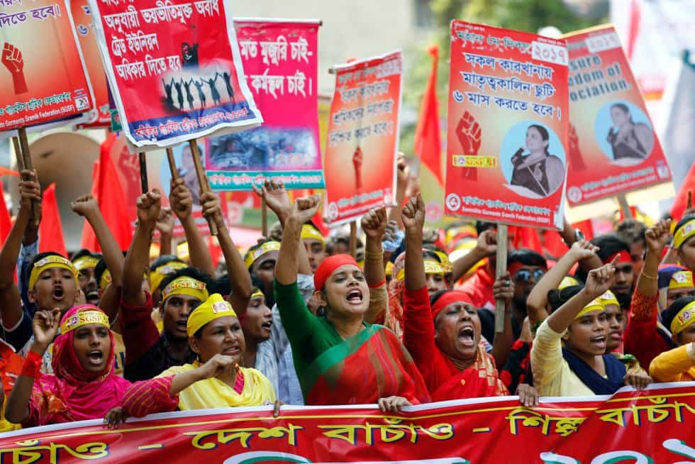 В Дака, Бангладеш, работнички скандираха лозунги за достойно заплащане на труда им и за социални гаранции. Снимка: ЕФЕ