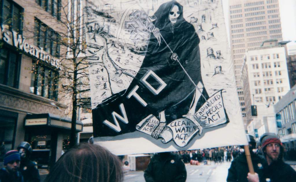 Момент от алтерглобалистките протести в Сиатъл през 1999 г. Снимка: Уикипедия