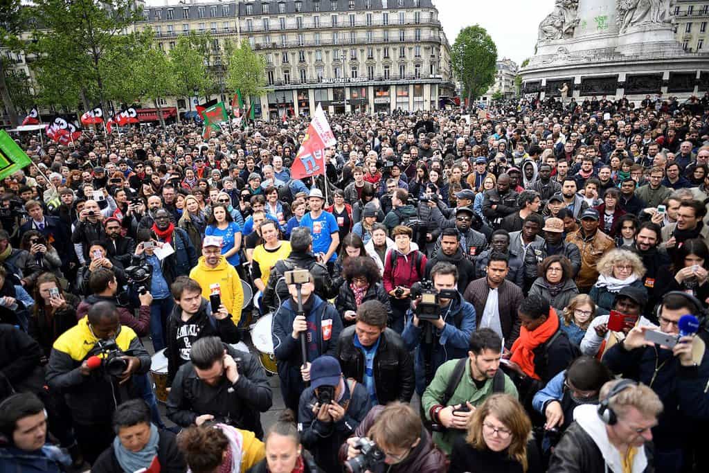 Масови протести срещу Макрон вече се разляха из улиците на Париж. Снимка: Туитър