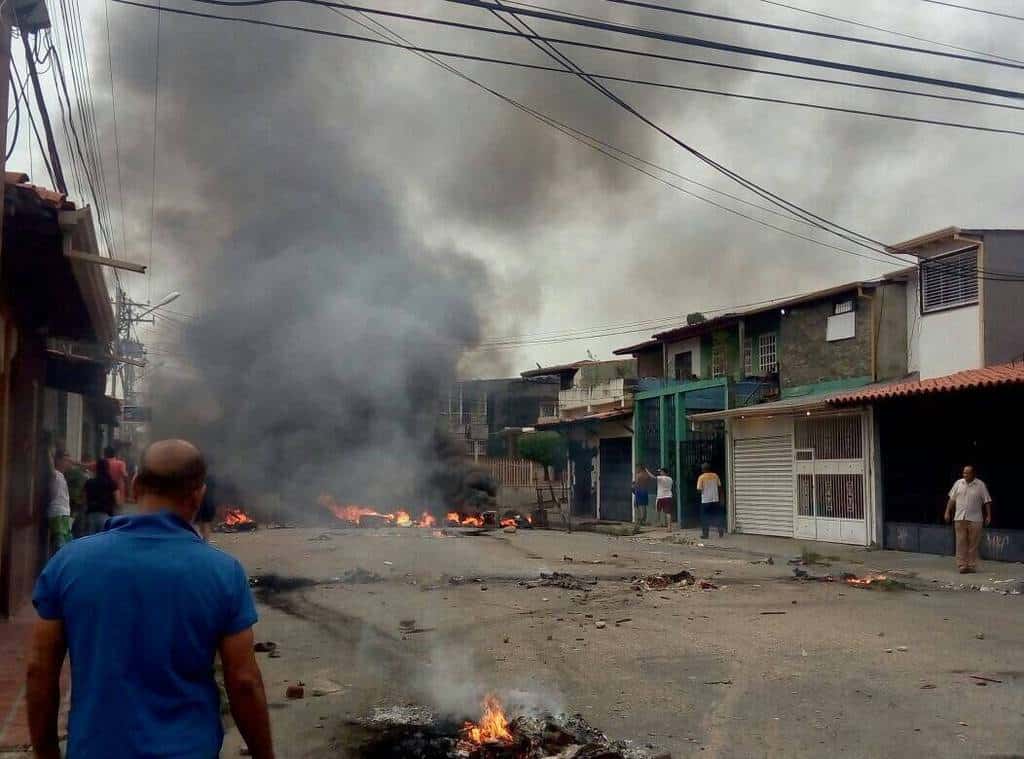 Пожари на обществени сгради и безчинства са регистринани и в щата Баринас. Снимка: Туитър