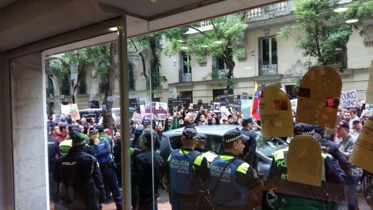 Улицата пред културния център към венесуелското посолство в Мадрид беше задръстена от агресивни демонстранти. Снимка: VTV