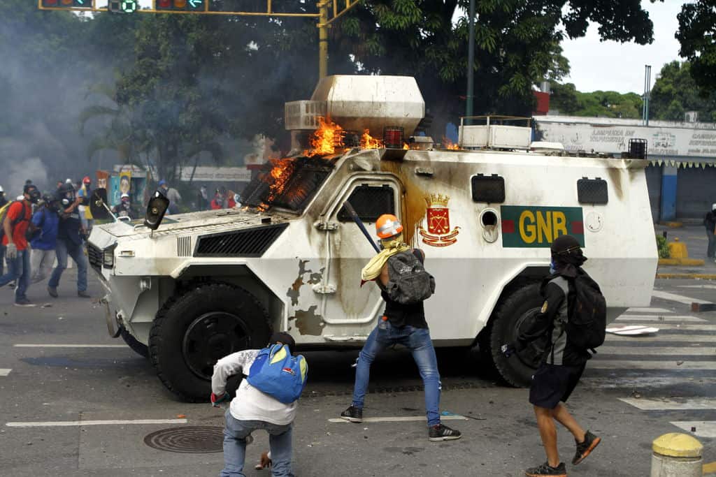 Нападенията над полицейски коли са обичайно "упражнение" на опозиционните демонстранти във Венесуела. Снимка: albaciudad