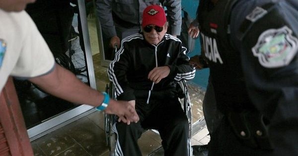 Една от последните снимки на Нориега при постъпването му в болница за мозъчна операция. Снимка: TeleSur