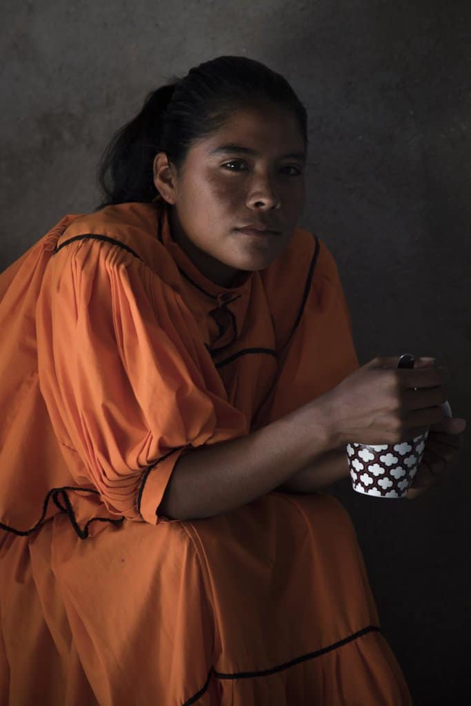 Лорена никога не е ходила на училище и почти не говори испански. Родният ѝ език е рарамури, както и на повечето от 85-те хиляди обитатели на мексиканския щат Чиуауа. Снимка: Кристиан Палма