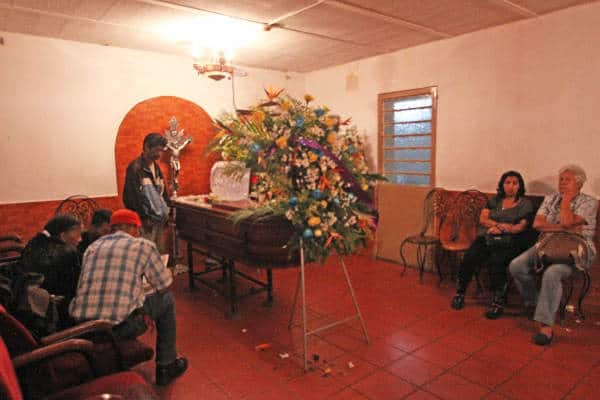 Момент от бдението край тленните останки на Орландо Фигера. Снимка: correodelorinoco.gob.ve