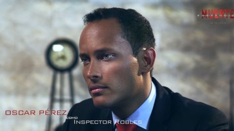 Оскар Перес в ролята на инспектор Роблес във филма "Суспендирана смърт" през 2015 г. 