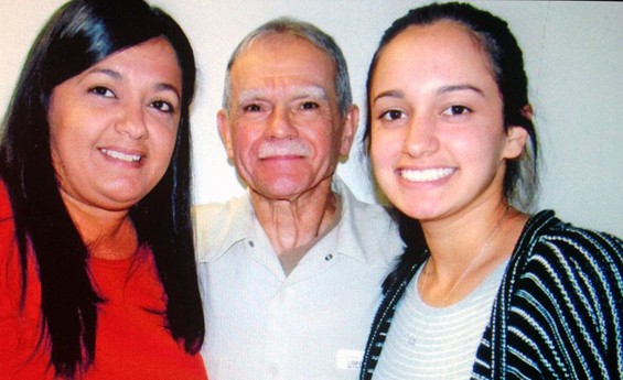 Оскар Лопес като щастлив баща и дядо. Вляво е дъщерята Клариса, а вдясно–внучката Карина, на която той посвещава една от написаните си в затвора книги. Снимка: resumenlatinoamericano