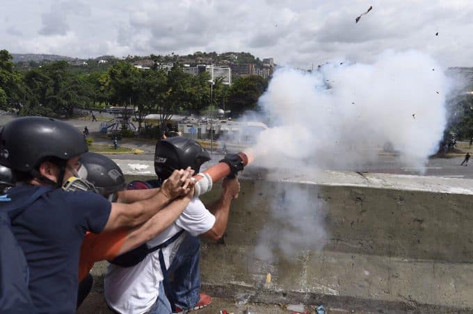Стрелбата на група демонстранти по базата на венесуелските ВВС "Карлота" е била заснета от самите тях. Снимка: albaciudad