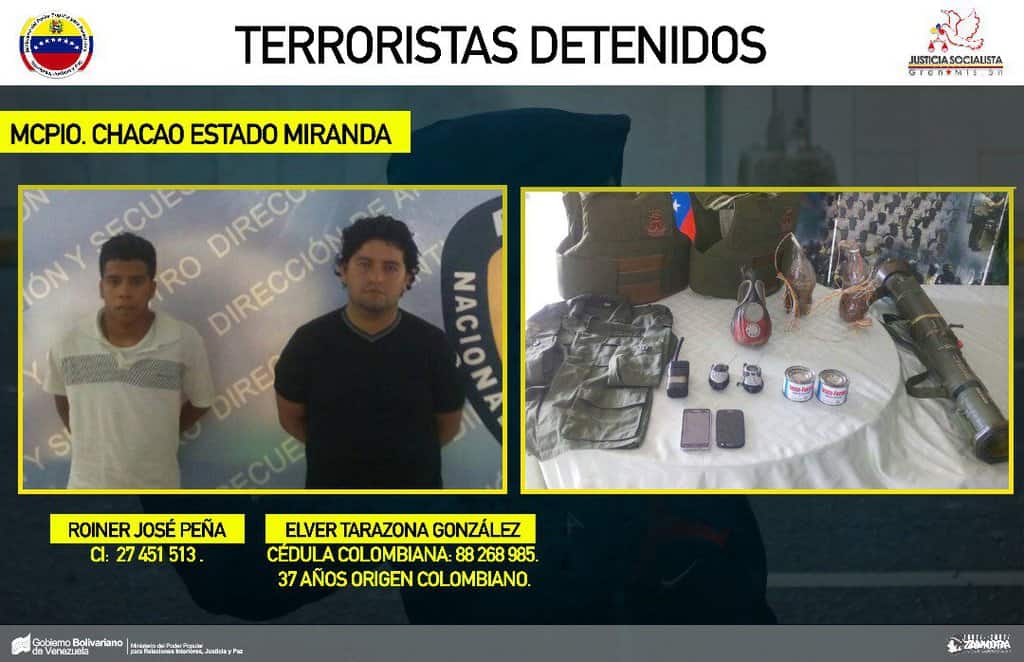 Колумбийският инструктор по десен екстремизъм Елвер Тарасона Гонсалес (десният)заедно с другия арестуван. Личи и част от арсенала, намерен при задържането им. Снимка: albaciudad