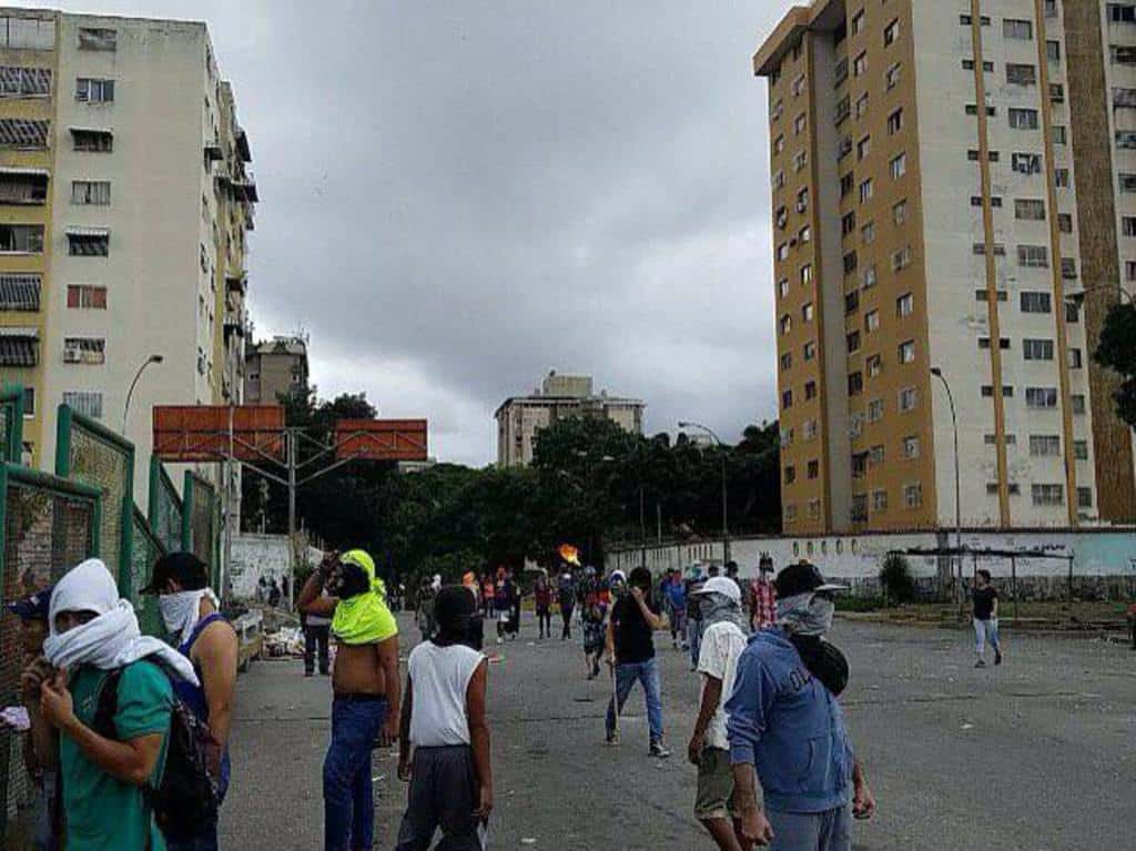 Празни улици с маскирани демонстранти в дните на обявената от опозицията стачка се виждаха само в кварталите на Каракас с опозиционни кметове. Снимка: Resumen Latinoamericano