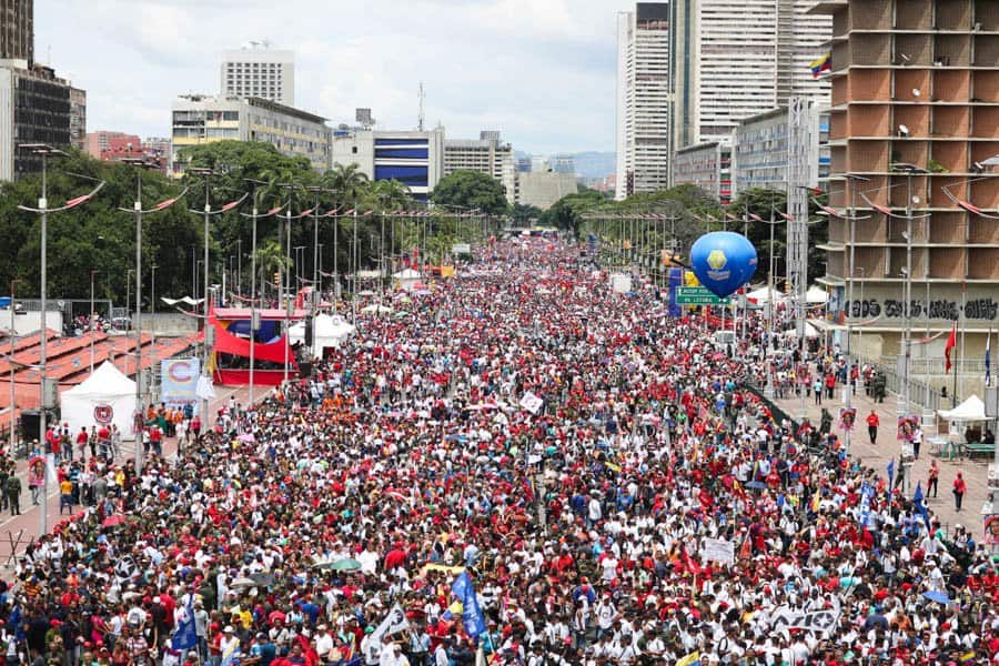 Булевард "Боливар" в Каракас се изпълни в четвъртък с "червената вълна"–поддръжниците на правителството, които се събраха на заключителния предизборен митинг преди гласуването тази неделя за Конституционно събрание. Снимка: Resumen Latinoamericano