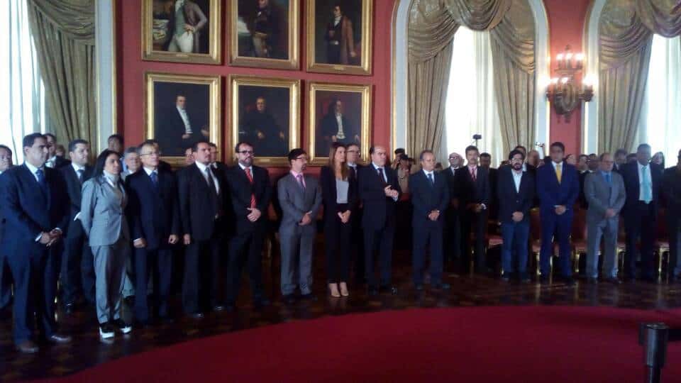 Втората церемония в Елипсовидната зала с участието на опозицията. В Средата, потърквайки ръце, е Хулио Борхес. Снимка: Resumen Latinoamericano