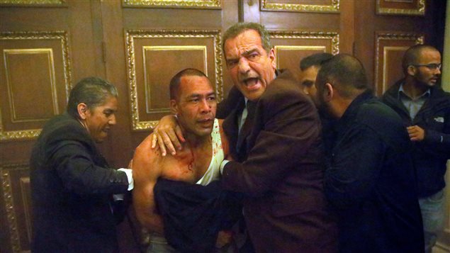 Налага се депутатът Луис Стефанели да брани от своите Хосе Рамос по прякор Ел Чино. Снимка: Resumen Latinoamericano
