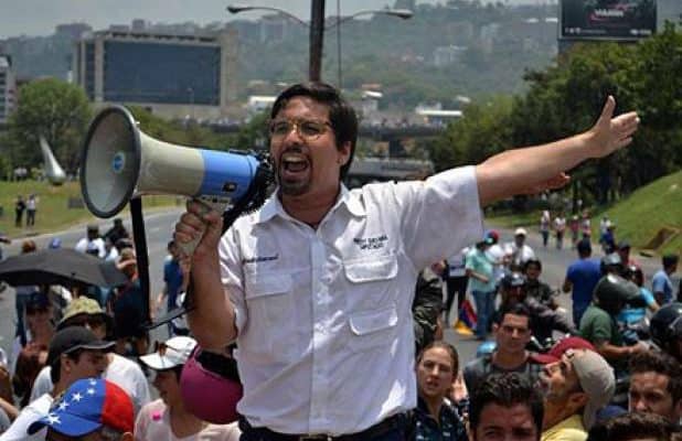 Опозиционерът Фреди Гевара в акция. Снимка: Resumen Latinoamericano