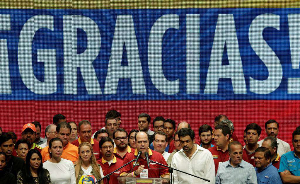Опозицията се прави на победителка след незаконния "плебисцит". Хулио Борхес (в средата) обявява "математическия разгром" на президента Николас Мадуро. Снимка: ЕFE