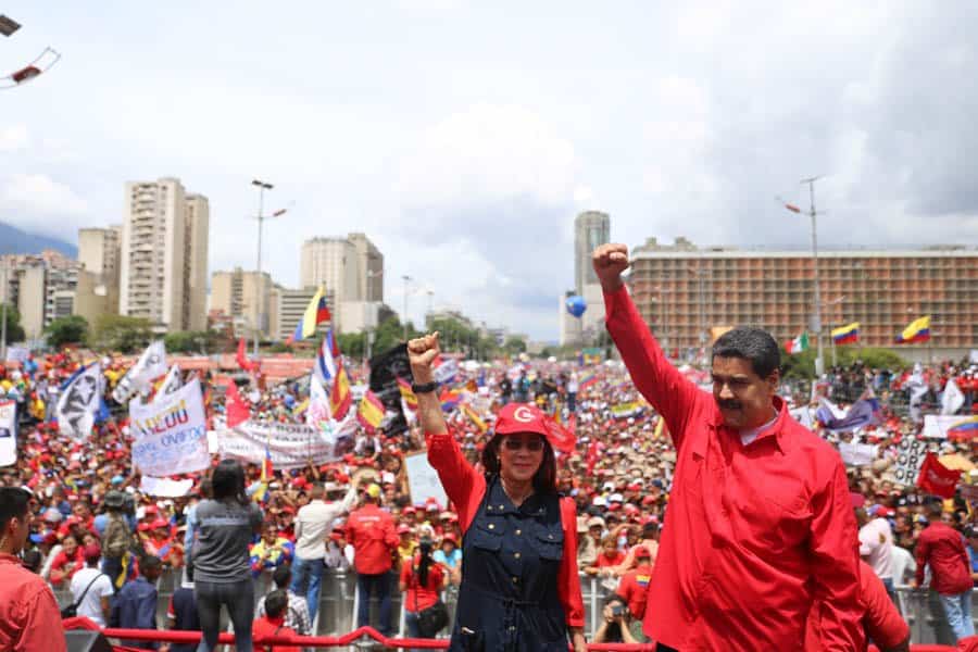 Президентът Николас Мадуро и съпругата му на заключителния предизборен митинг в Каракас. Снимка: Resumen Latinoamericano
