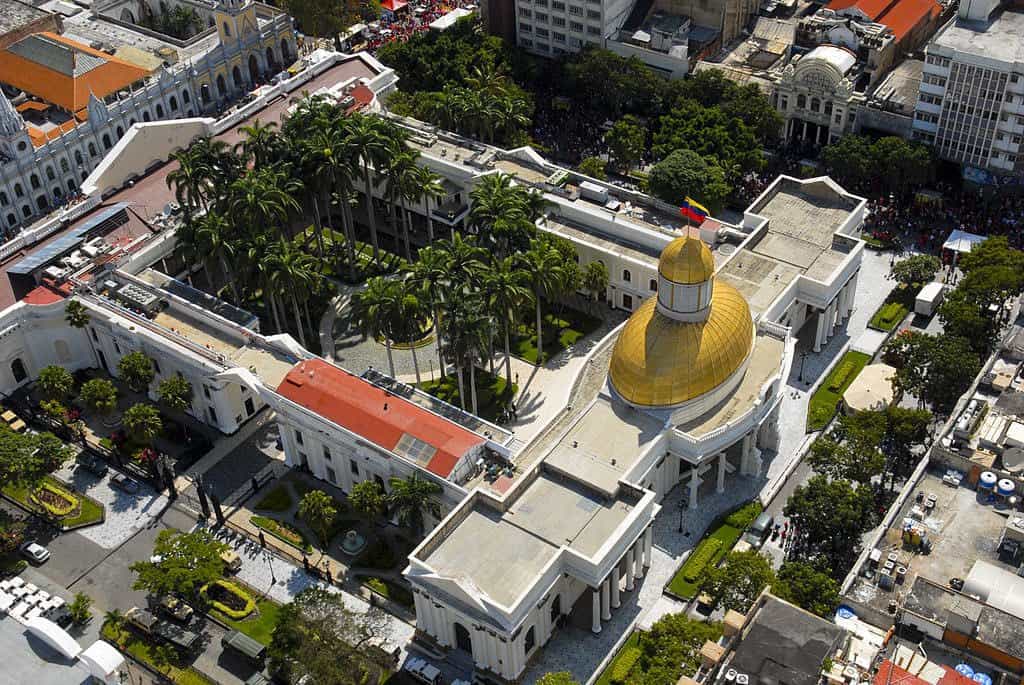 Сградата на Федералния законодателен дворец, приютил и Националния конгрес, в Каракас от птичи поглед. Снимка: Resumen Latinoamericano