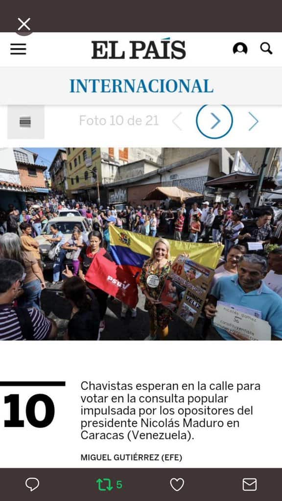 Според "Ел Паис" тези ентусиазирани чависти, отишли на "пробно гласуване" за Конституционно събрание всъщност се тълпяли, за да гласуват срещу Мадуро... А хората всъщност развяват дори партийното знаме на управляващата Единна социалистическа партия на Венесуела с абревиатурата PSUV.