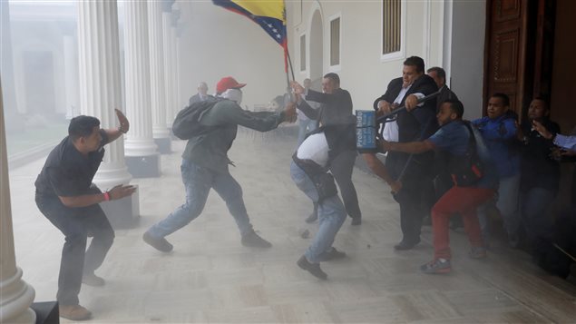 Момент от сблъсъците около вратата на парламента в Каракас на 5 юли. Снимка: VTV