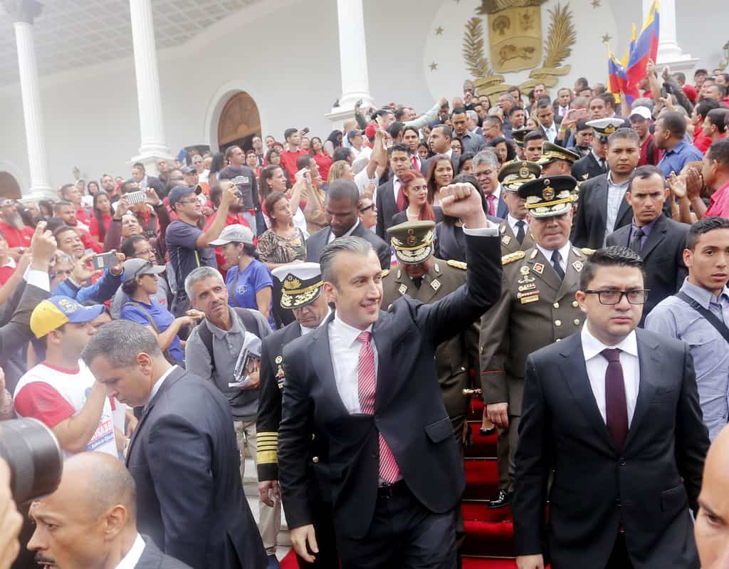 Вицепрезидентът Тарек Ел Аисами излиза слд церемонията в Елипсовидната зала и е приветстван от множеството в двора на Федералния законодателен дворец. Снимка: albaciudad
