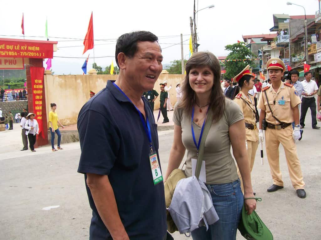 Авторката на тази публикация Къдринка Къдринова се среща с Фам Туан през 2014 г. в Диенбиенфу–на честванията на 60-годишнината от състоялата се там легендарна победна битка на Виетнам срещу колониална Франция. Снимка: Нгуен Ву Кан