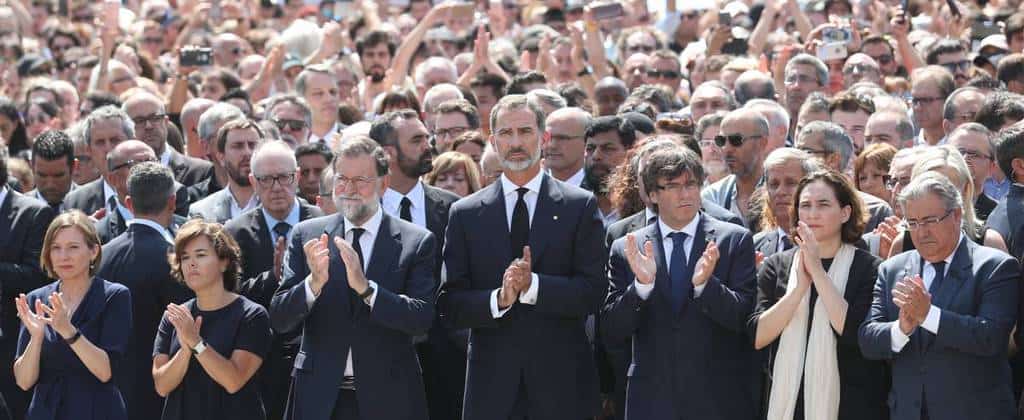 На площад "Каталония" в Барселона испанските лидери почетоха с минута мълчание и с ръкопляскания паметта на жертвите от вчрашния атентат в града. Снимка: El Pais