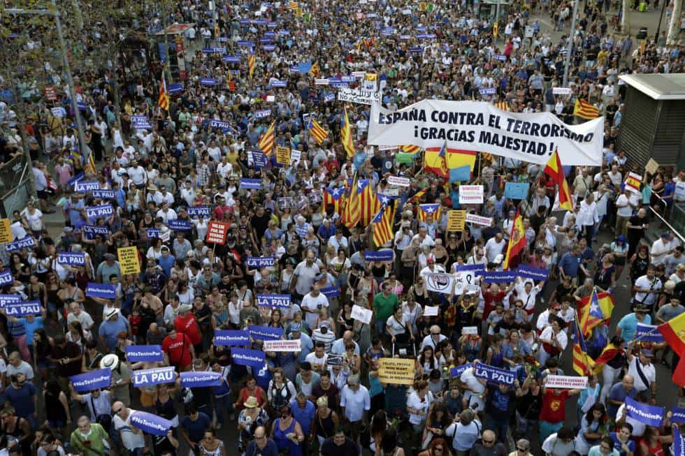 Сред шествието се набиваше на очи и надпис в подкрепа на краля: "Испания срещу тероризма. Благодарим, Ваше Величество!". Около него се виждаха испански знамена, въпреки че наоколо преобладаваха каталунските.Снимка: EFE