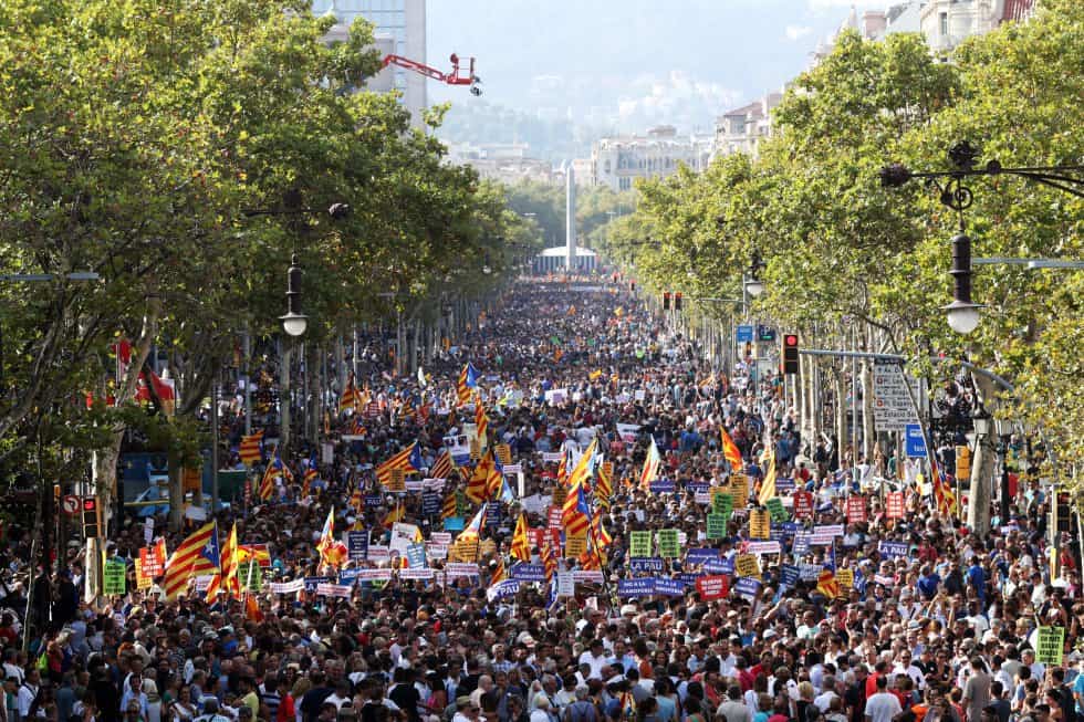 Над 500 000 души участваха в шествието в Барселона против тероризма и войната, доминирано от знамена на каталунската независимост. . Снимка: EFE