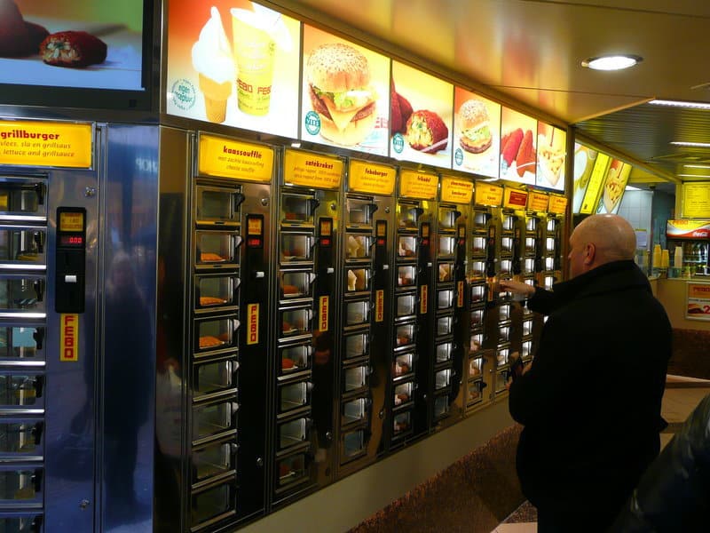 Служителите в ресторанти за бързо хранене са сред най-уязвимите от автоматизацията. Снимка: http://www.npr.org