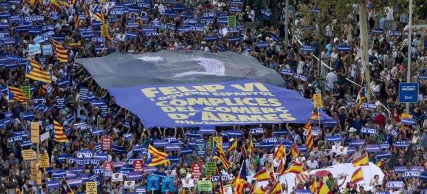 "Фелипе VI и испанското правителство са съучастници в търговията с оръжие," гласи този огромен плакат, носен от участници в шествието в Барселона. Снимка: 20 minutos
