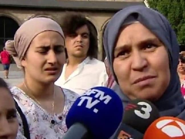 Гано Гааними, майката на атентатора от Барселона Юнес Абуяакуб, говори пред медиите по време на митинг в Рипол в памет на жертвите. Тя призова сина си да се предаде на полицията. Снимка: RTVE 