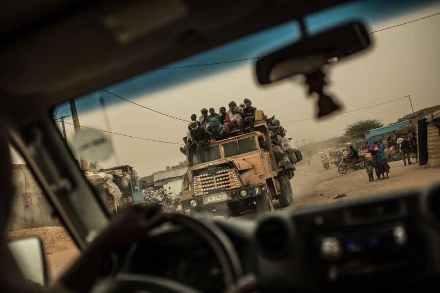 Камион с мигранти потегля от нигерския град Агадес към Либия. Снимка: OES