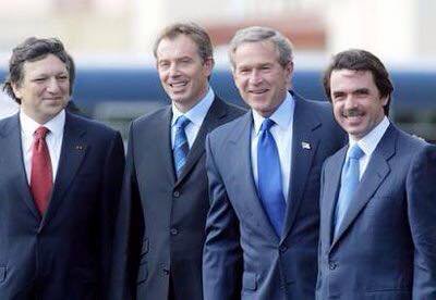 2003 г. Джордж Буш и неговите верни ястреби във войната с Ирак–Тони Блеър и Хосе Мария Аснар. На Азорските острови любезно им домакинства Жозе Мануел Дурао Барозо, който после бе възнаграден с шефското място в Европейската комисия. Снимка: Twitter