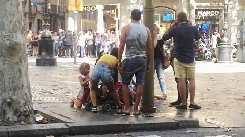 Хора се опитват да помогнат на пострадал пре атаката на "Рамблас". Снимка: castillalamanchaTV