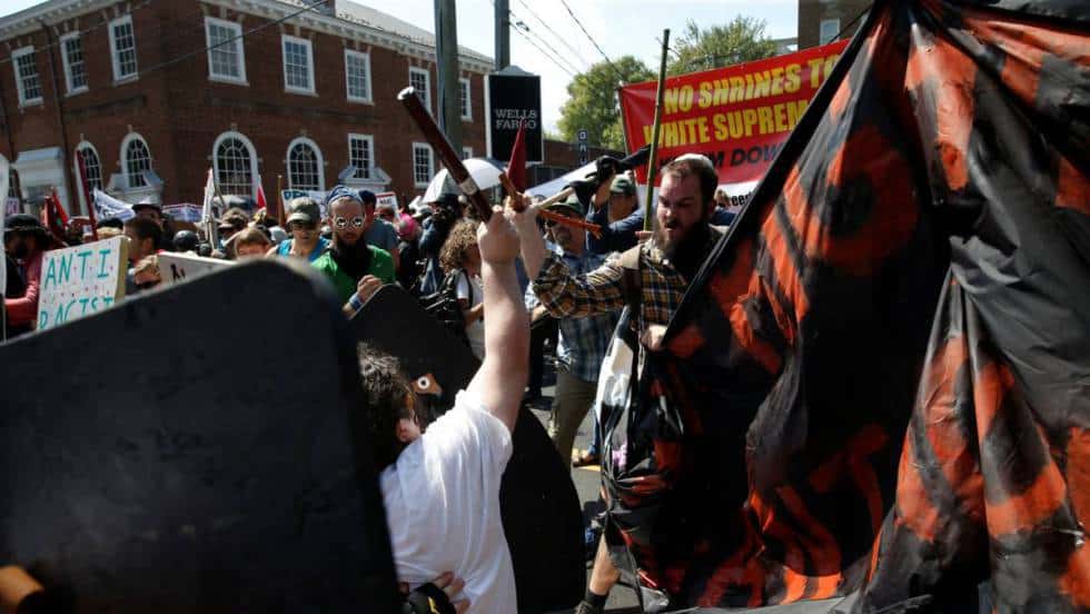 Сблъсъци между различните групи демонстранти в Шарлотсвил. Снимка: El Pais