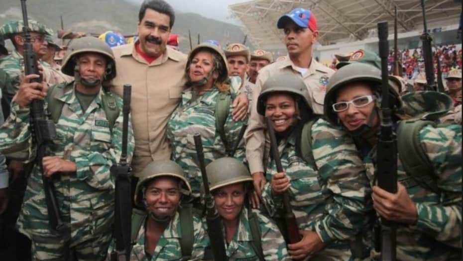 Президентът Мадуро заедно с жени от народното опълчение, които преминават подготовка, за да участват в мащабните военни учения този уикенд. Снимка: Clarin