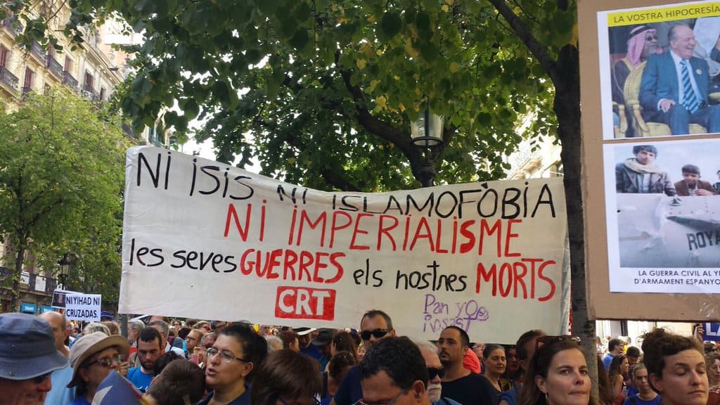 "Нито ISIS (един от синонимите на "Ислямска държава"–б.р.), нито ислямофобия, нито империализъм. Вашите войни са нашите мъртъвци"–това пише на този плакат от шествието на 26 август в Барселона. Снимка: Twitter
