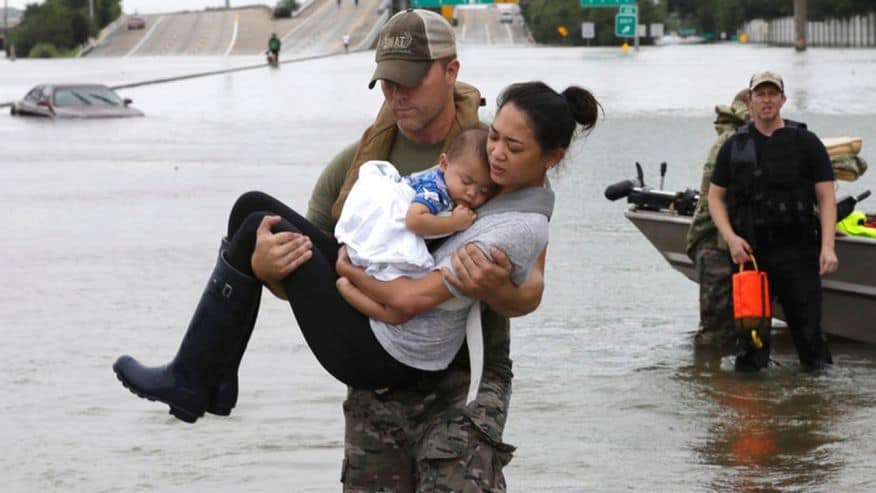 Спасители изнасят пострадали от наводнените райони във и около Хюстън. Снимка: Fox News