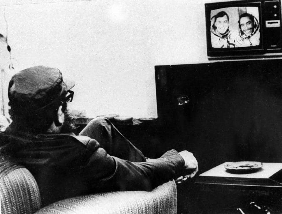 Фидел Кастро гледа по телевизията репортаж за полета на Арналдо Тамайо и Юрий Романенко. Хавана, септември 1980 г. Снимка: Prensa Latina