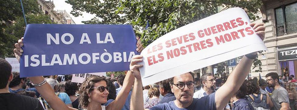"Не на ислямофобията" и "Вашите войни са нашите мъртъвци"–две от водещите послания на Барселона на 26 август. Снимка: El Diario 