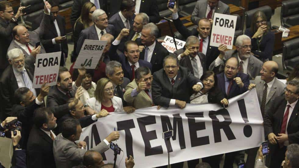 Опозиционни депутати негодуват срещу Мишел Темер в парламентарната зала. Снимка: El Pais