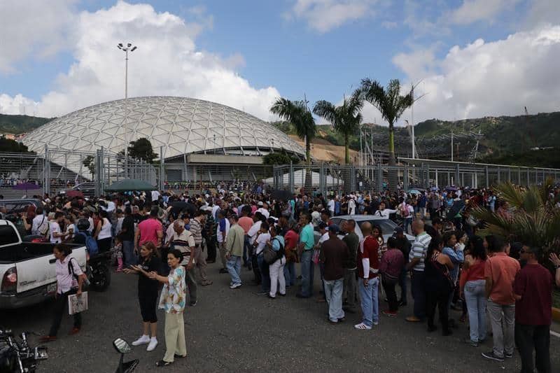 Гласоподаватели чака реда си, за да упражнят своя вот в спортния център Poliedro de Caracas. Снимка: EFE