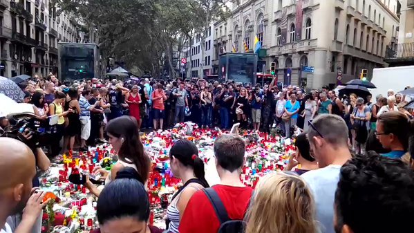 Болка, но и решимост да противостоят на насилието изразяват всички, дошли на "Лас Рамблас" да почетат жертвите на бруталния терористичен акт. Снимка: Туитър