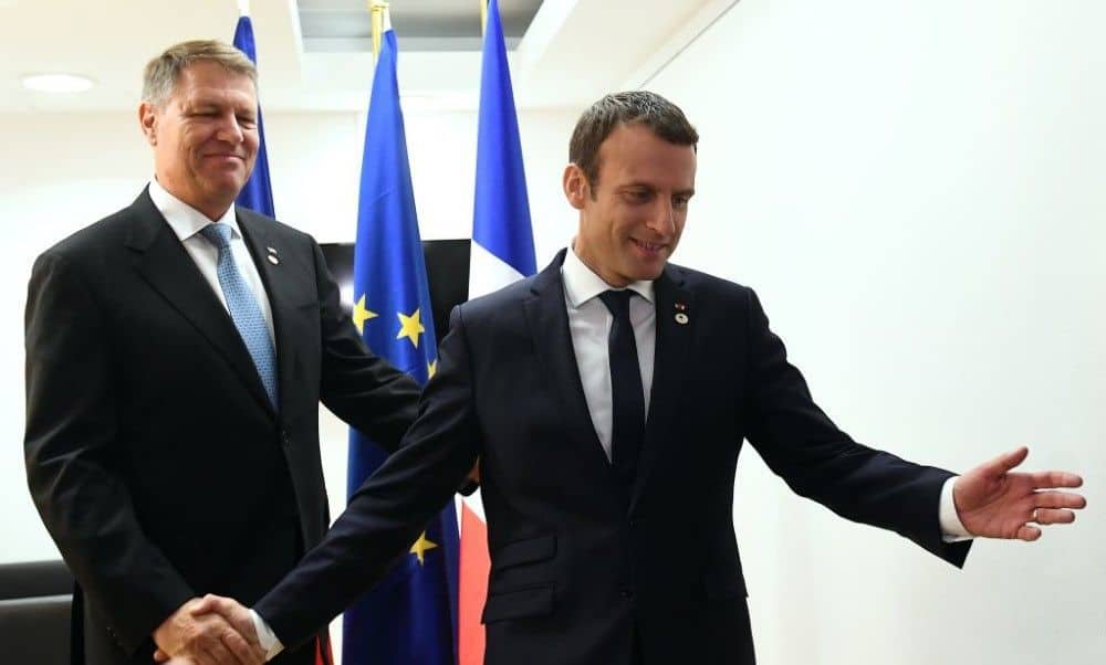 Днес френският президент Еманюел Макрон (вдясно) гостува на румънския си колега Клаус Йоханис. Снимка: stirileprotv
