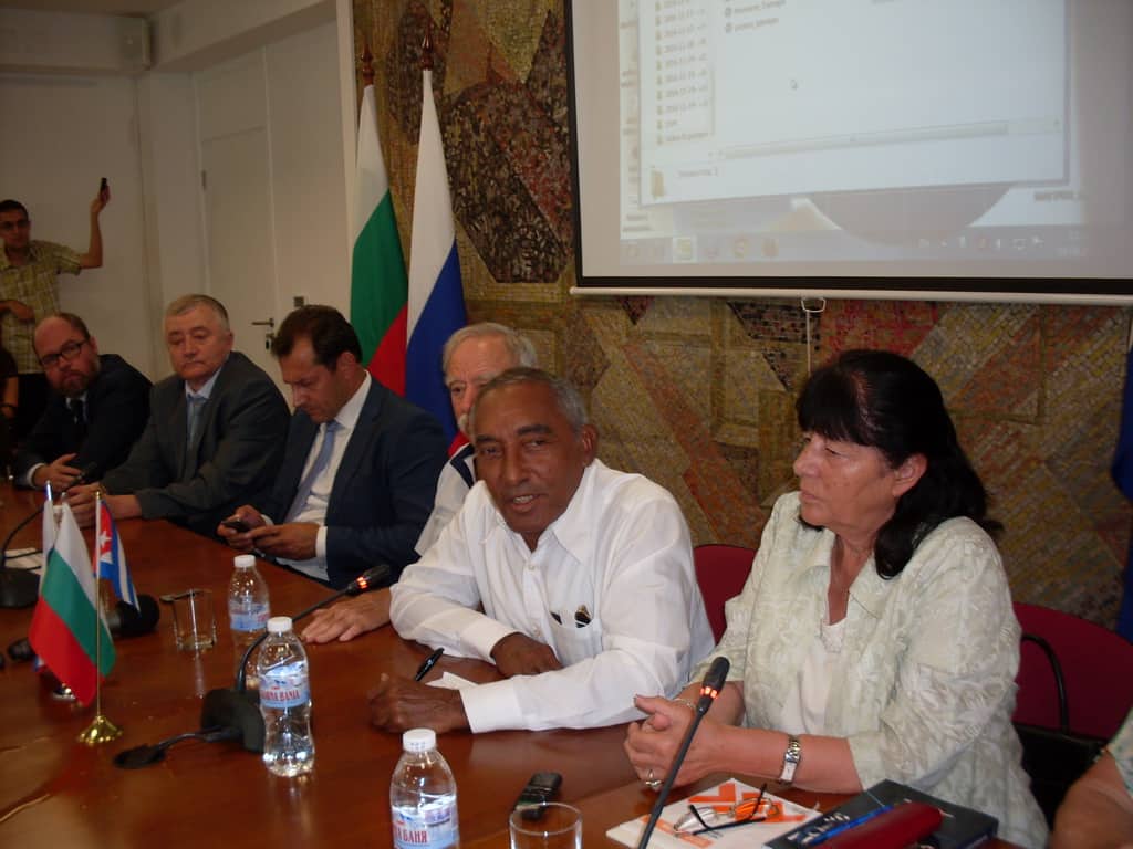 Арналдо Тамайо (в средата) по време на срещата в РКИЦ. СНимка: Къдринка Къдринова