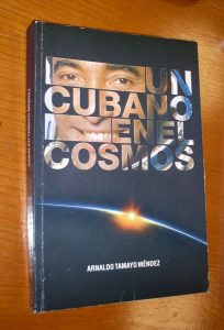 Книгата на Арналдо Тамайо "Един кубинец в Космоса" е издадена през 2013 г., а сега един неин екземпляр бе подарен от автора и на Асоциацията за приятелство "България-Куба". Снимка: Къдринка Къдринова