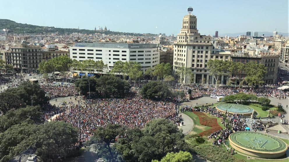 Многохилядно множество се събра на централния площад "Каталония" в Барселона за възпоменание на загиналите в бруталния вчерашен атентат в града. Снимка: La Vanguardia