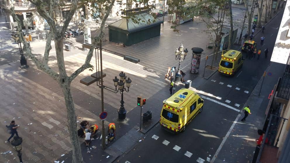 Част от отцепения район на "Рамблас", вижда се групичка около един от пострадалите. Снимка: La Vanguardia
